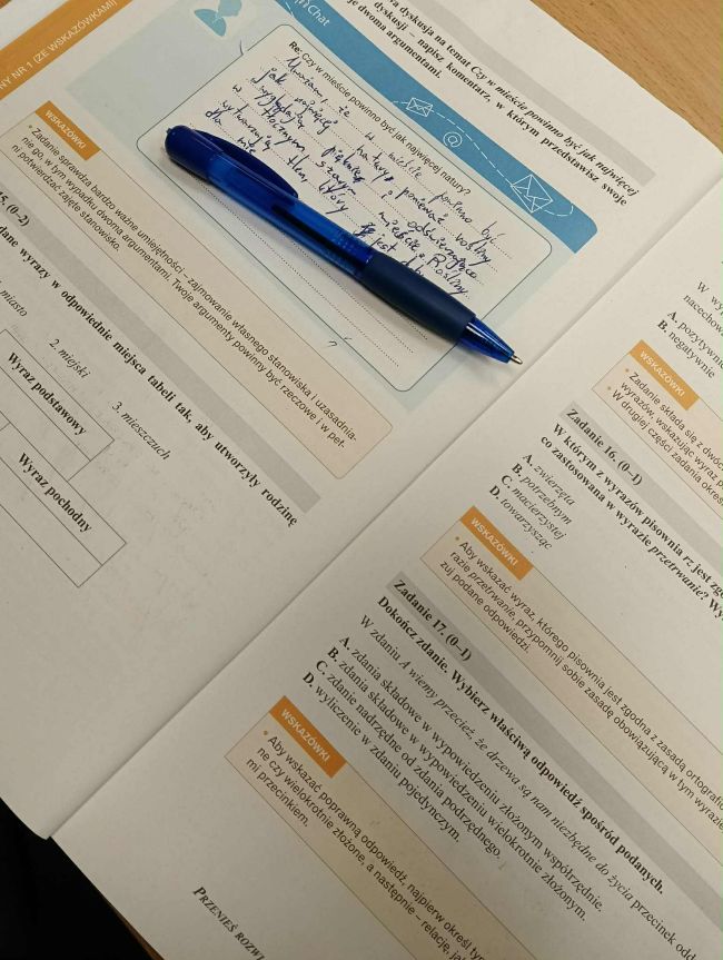 ksiażka z wypełnionym zadaniami