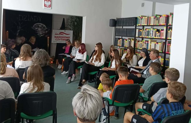 ludzie trzymający w dłoniach kartki