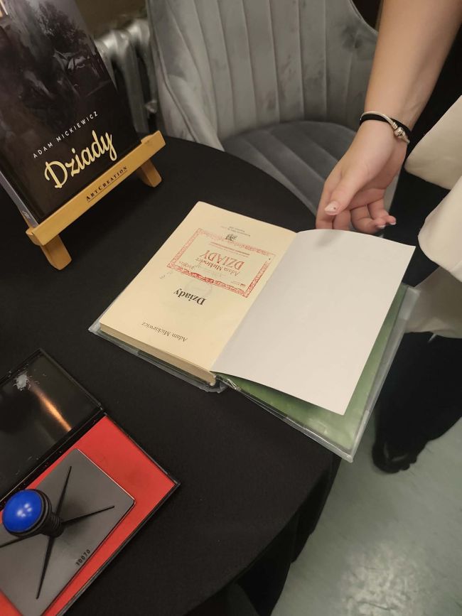 okolicznościowa pieczątka wbita do książki A. Mickiewicza „Dziady”
