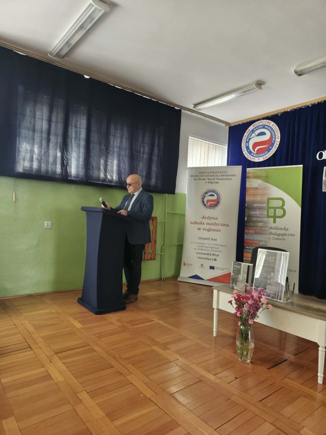 ężczyzna stojący przy ambonie