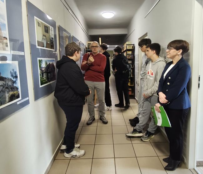 osoby zgromadzone na korytarzu