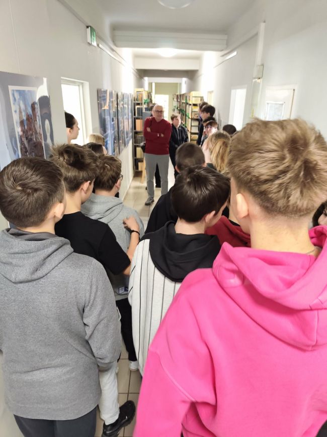 osoby zgromadzone na korytarzu