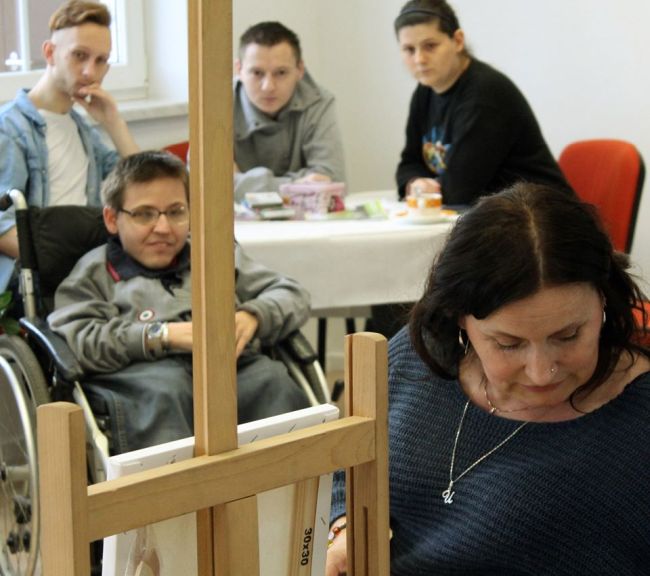  Na zdjęciu po prawej prowadząca warsztaty malarskie Urszula Bydlińska, w tle uczestnicy warsztatów