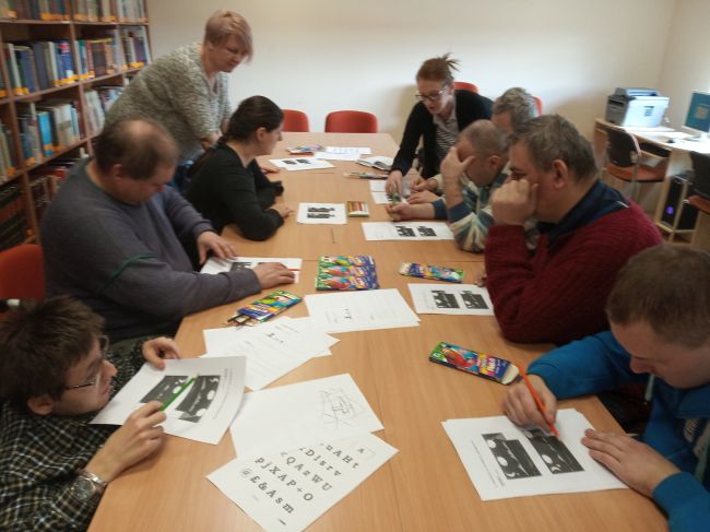 Na zdjęciu uczestnicy zajęć podczas ćwiczeń