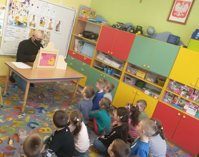 Na zdjęciu prowadzący zajęcia i dzieci z Miejskiego Przedszkola nr 3 w Hrubieszowie
