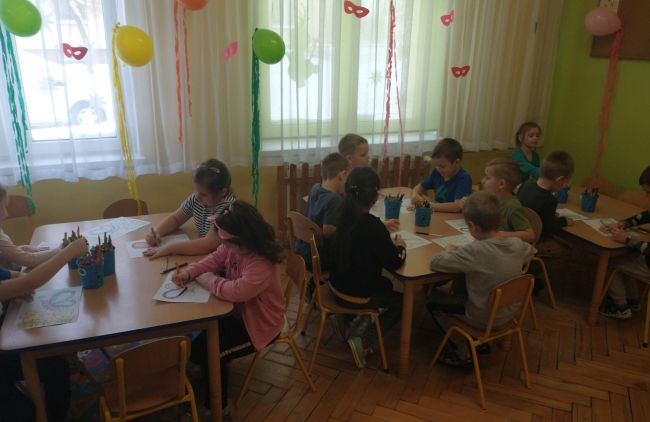 Na zdjęciu dzieci z Miejskiego Przedszkola nr 3 w Hrubieszowie ilustrują bajkę 