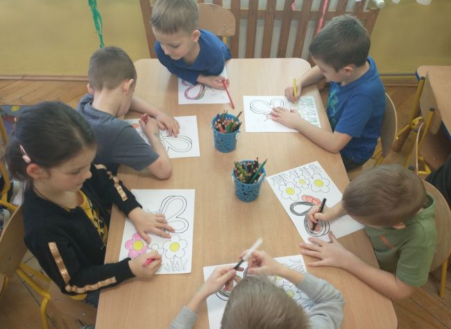 Na zdjęciu dzieci z Miejskiego Przedszkola nr 3 w Hrubieszowie ilustrują bajkę