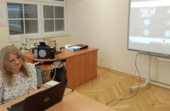 na zdjęciu: prowadząca spotkanie