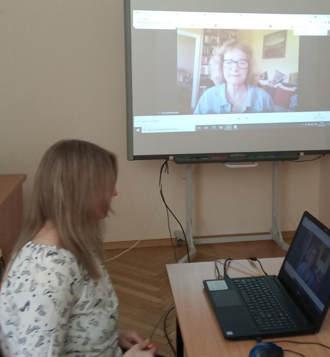 na zdjęciu: prowadząca spotkanie. W tle - na tablicy: Teresa Monika Rudzka, pisarka