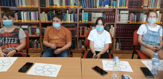 na zdjęciu: uczniowie uczestniczący w zajęciach