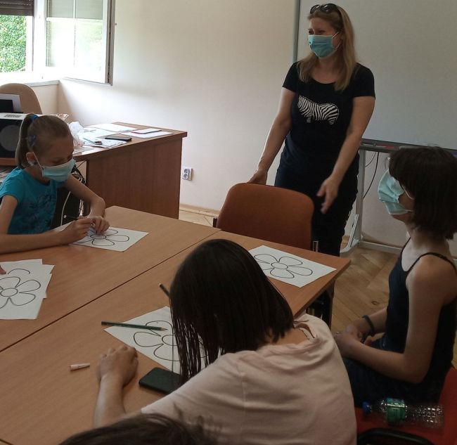 na zdjęciu: prowadzący zajęcia nauczyciel bibliotekarz
