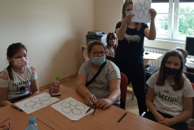na zdjęciu: prowadzący spotkanie nauczyciel bibliotekarz z kartą pracy