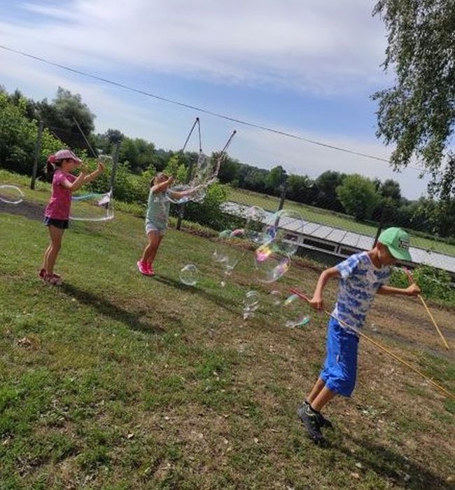 dzieci podczas tworzenia baniek mydlanych