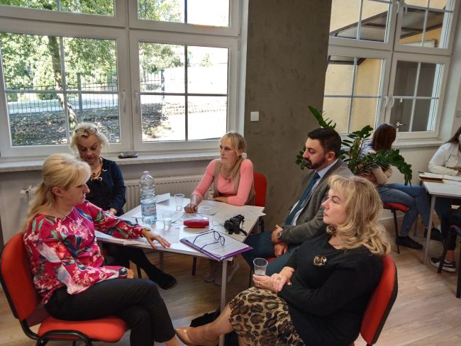 Na zdjęciu przedstawiciele Klubu Literackiego Ziemi Hrubieszowskiej i nauczyciele Zespołu Szkół nr 1 w Hrubieszowie