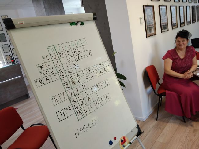 Na zdjęciu rozwiązanie krzyżówki literackiej oraz pani Dulska