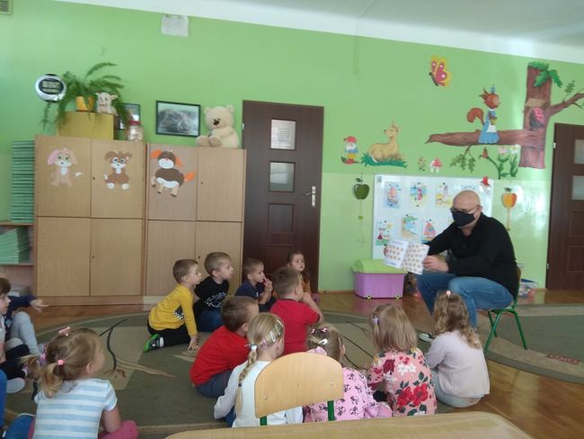 Na zdjęciu prowadzący oraz dzieci z przedszkola podczas zajęć