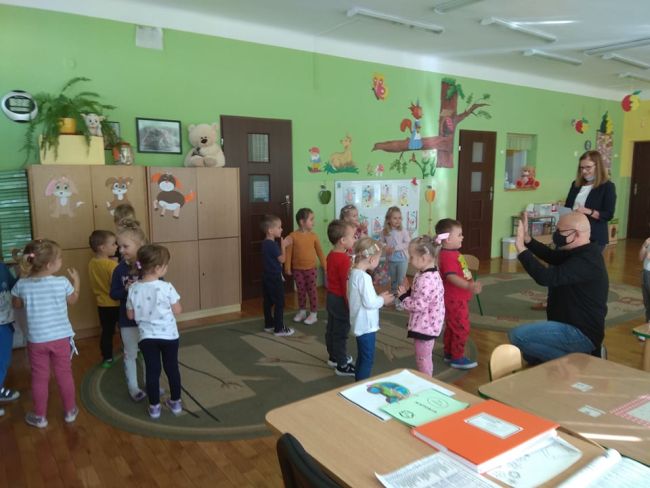 Na zdjęciu prowadzący oraz dzieci z przedszkola podczas zajęć