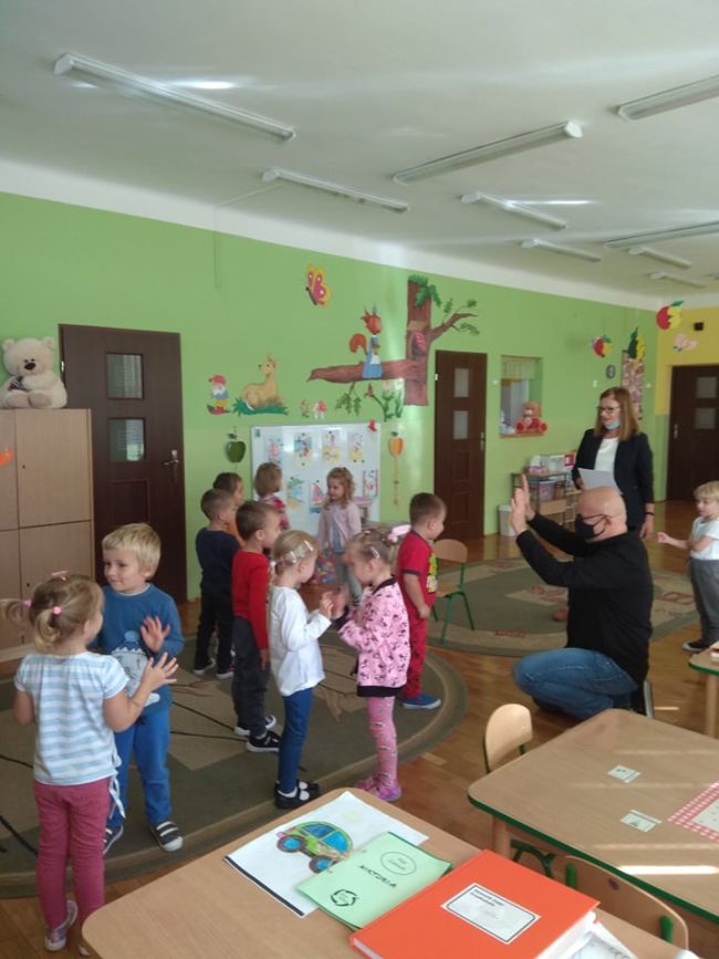 Na zdjęciu prowadzący oraz dzieci z przedszkola podczas zajęć
