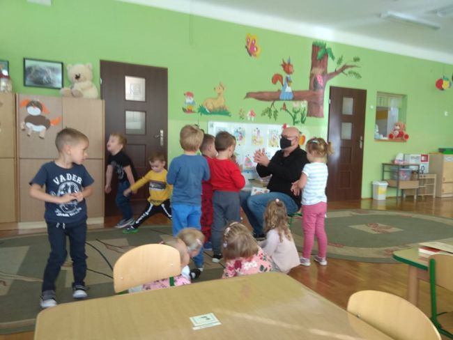 Na zdjęciu prowadzący oraz dzieci z przedszkola podczas zajęć