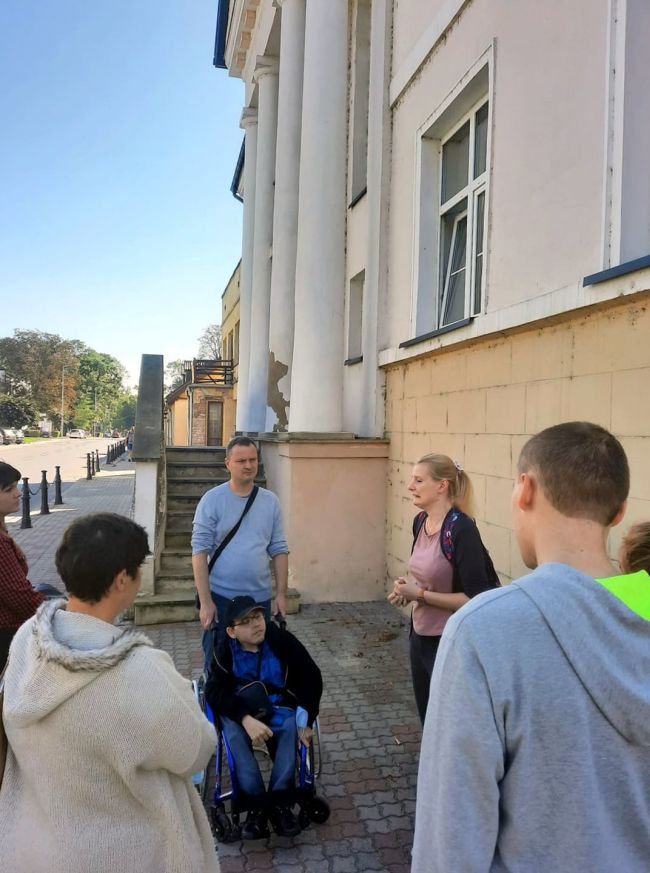 uczestnicy wycieczki na tle Dworku Kiesewetterów