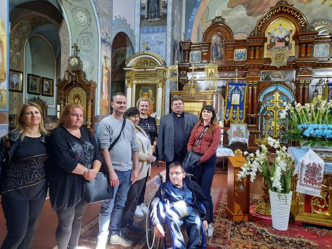 grupa zwiedzających we wnętrzu Cerkwi Zaśnięcia Najświętszej Marii Panny