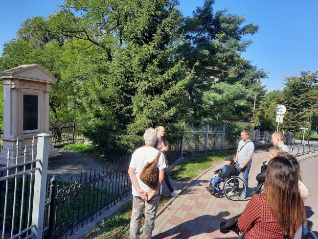 uczestnicy wycieczki przed pomnikiem St. Staszica