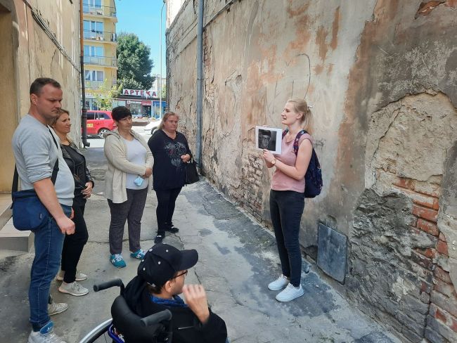 zwiedzający przed kamienicą H. Orensteina