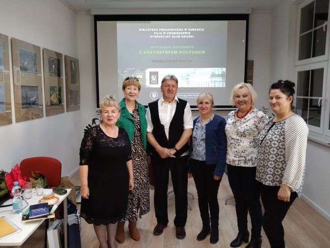 Na zdjęciu Krzysztof Kołtun i członkowie Klubu Literackiego Ziemi Hrubieszowskiej