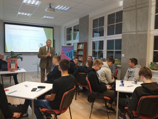 Na zdjęciu pan Krzysztof Krupa i uczniowie Zespołu Szkół nr 1 w Hrubieszowie