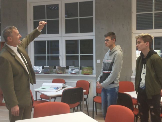 Na zdjęciu pan Krzysztof Krupa i uczniowie Zespołu Szkół nr 1 w Hrubieszowie