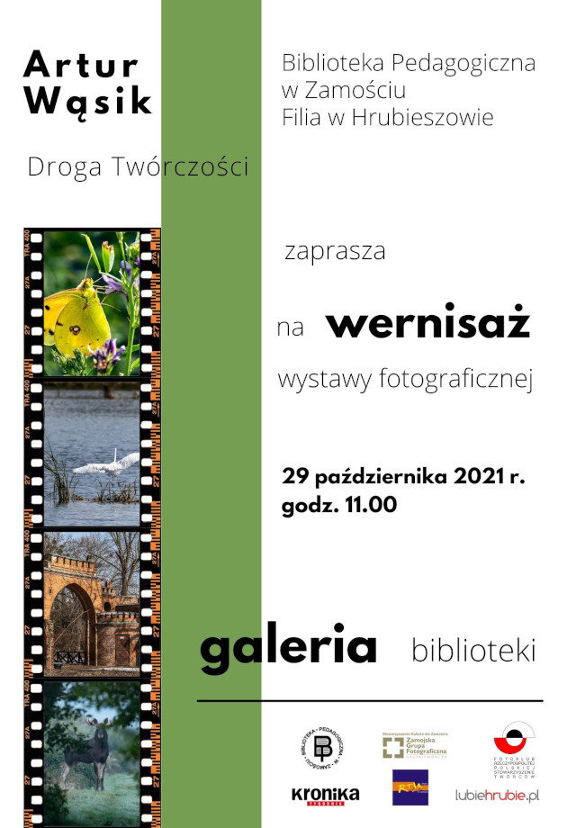 Na plakacie w górnej części napis: Artur Wąsik „Droga Twórczości” oraz nazwa instytucji Biblioteka Pedagogiczna w Zamościu Filia w Hrubieszowie. W lewej części plakatu klisza fotograficzna przedstawiająca niektóre zdjęcia z wystawy. W centralnej części plakatu napis „zaprasza na wernisaż wystawy fotograficznej” oraz data (29 października 2021 r., godz. 11.00). W dolnej części plakatu loga organizatorów wernisażu oraz patronów medialnych.