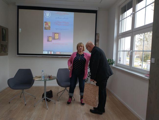 Na zdjęciu Teresa Monika Rudzka i kierownik biblioteki