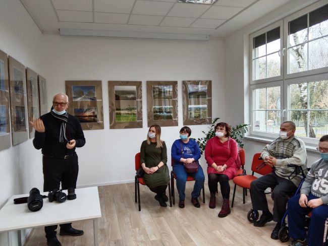 Na zdjęciu Artur Wąsik i uczestniczy Warsztatów Terapii Zajęciowej w Alojzowie