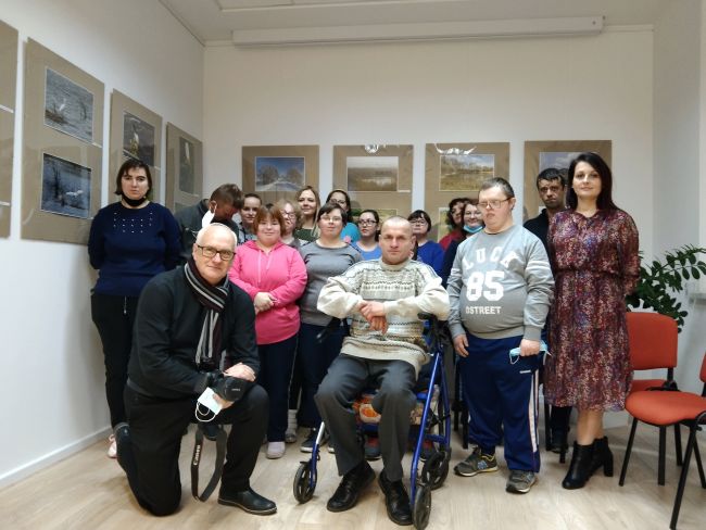 Na zdjęciu Artur Wąsik i uczestniczy Warsztatów Terapii Zajęciowej w Alojzowie