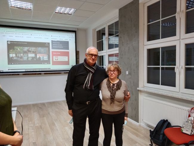 Na zdjęciu Artur Wąsik i uczestniczy Warsztatów Terapii Zajęciowej w Alojzowie