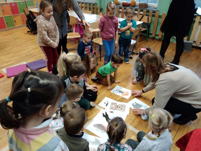 Na zdjęciu przedszkolaki i prowadząca