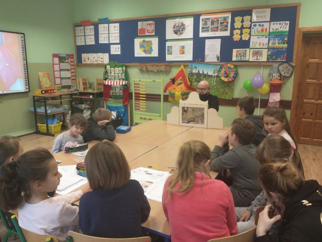 Na zdjęciu prowadzący zajęcia i uczniowie
