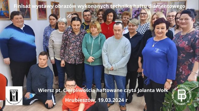 W górnej części zdjęcia napis: Finisaż wystawy obrazów wykonanych techniką haftu diamentowego. W dolnej części zdjęcia po lewej stronie logo Warsztatów Terapii Zajęciowej w Hrubieszowie, na środku napis: Wiersz pt. Cierpliwością haftowane czyta Jolanta Wołk, pod spodem napis: Hrubieszów, 19.03.2024 r., po stronie lewej logo Biblioteki Pedagogicznej w Zamościu.