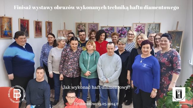 W górnej części zdjęcia napis: Finisaż wystawy obrazów wykonanych techniką haftu diamentowego. W dolnej części zdjęcia po lewej stronie logo Biblioteki Pedagogicznej w Zamościu, na środku napis: Jak wykonać haft diamentowy?, pod spodem napis: Hrubieszów, 19.03.2024 r., po stronie lewej logo Warsztatów Terapii Zajęciowej w Hrubieszowie.