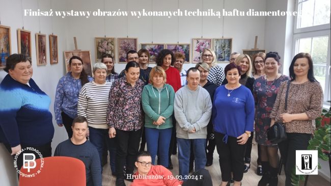 W górnej części zdjęcia napis: Finisaż wystawy obrazów wykonanych techniką haftu diamentowego. W dolnej części zdjęcia po lewej stronie logo Biblioteki Pedagogicznej w Zamościu, na środku napis: Hrubieszów, 19.03.2024 r., po stronie lewej logo Warsztatów Terapii Zajęciowej w Hrubieszowie.