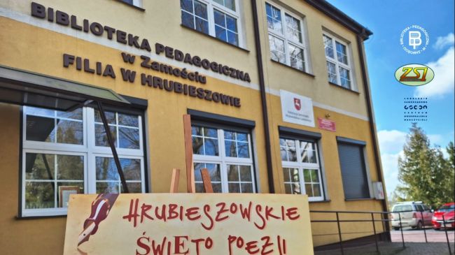 Na tle zdjęcia budynku Biblioteki Pedagogicznej w Zamościu Filii w Hrubieszowie po prawej stronie loga: Biblioteki Pedagogicznej w Zamościu, Zespołu Szkół nr 1 w Hrubieszowie i Lubelskiego Samorządowego Centrum Doskonalenia Nauczycieli. 