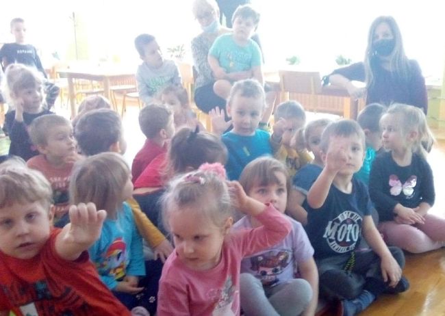 przedszkolaki podczas zajęć z opiekunami