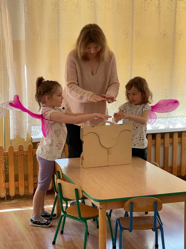 Prowadząca z grupą przedszkolną