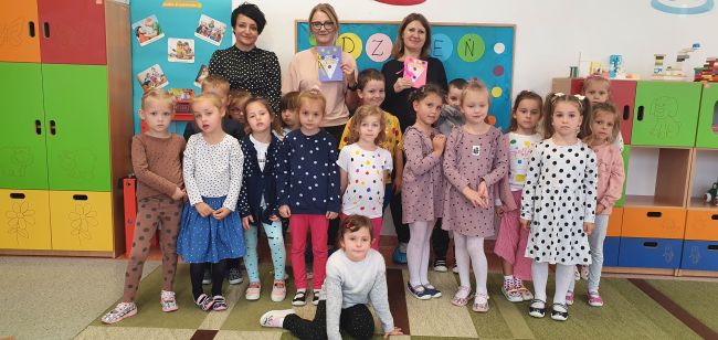 Na zdjęciu nauczyciel – opiekun grupy, prowadzące zajęcia i przedszkolaki