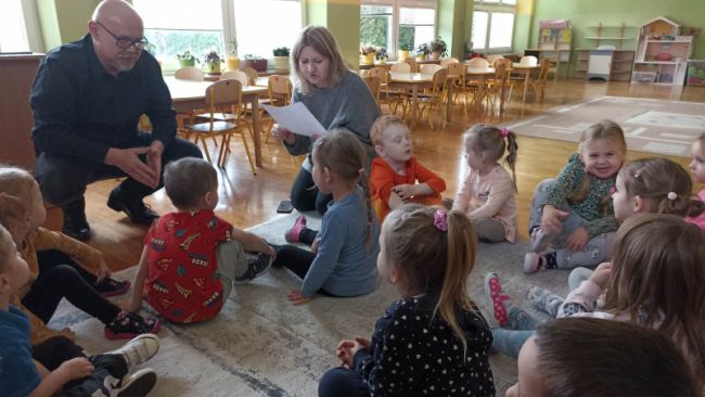 na zdjęciu: Bibliotekarze w grupie trzylatków