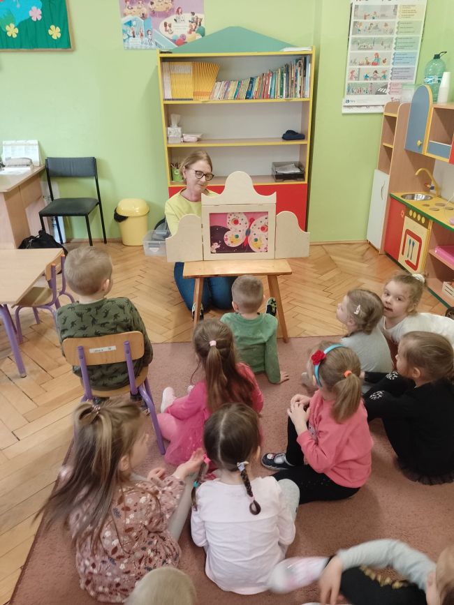 na zdjęciu prowadząca zajęcia i grupa przedszkolaków