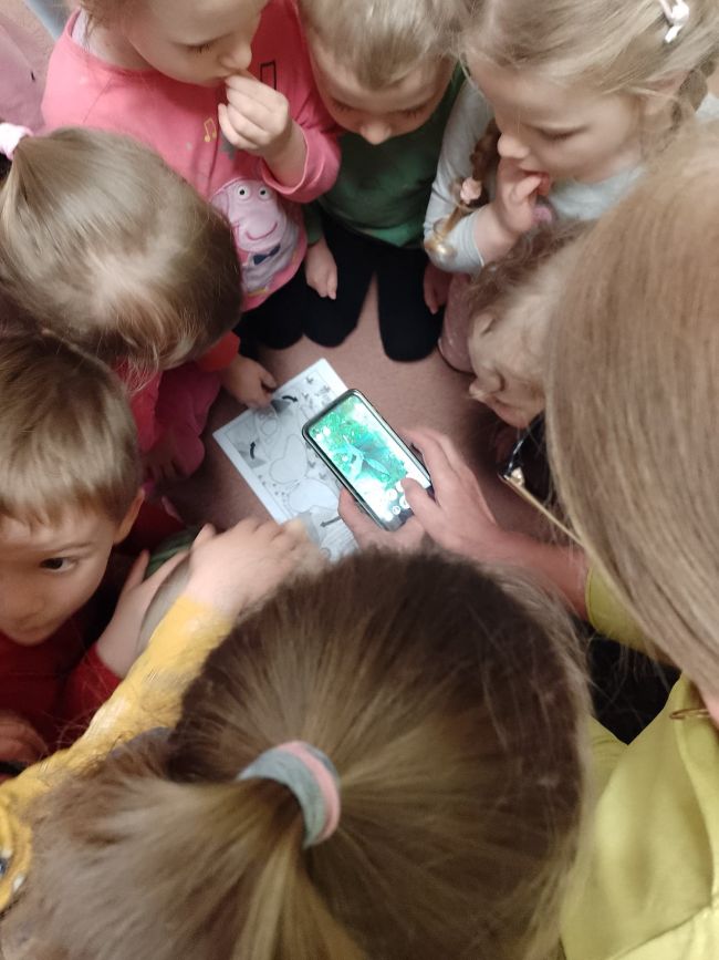 na zdjęciu prowadząca zajęcia i grupa przedszkolaków