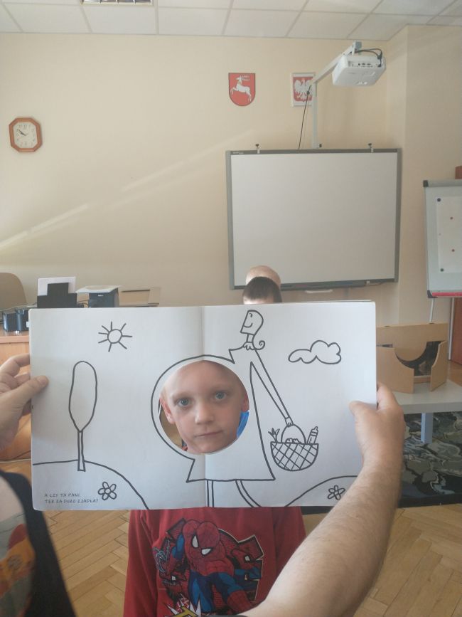 na zdjęciu przedszkolak w trakcie zajęć