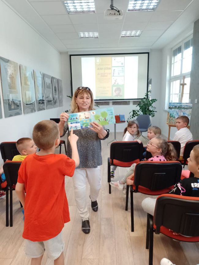 Na zdjęciu: autorka z obrazem