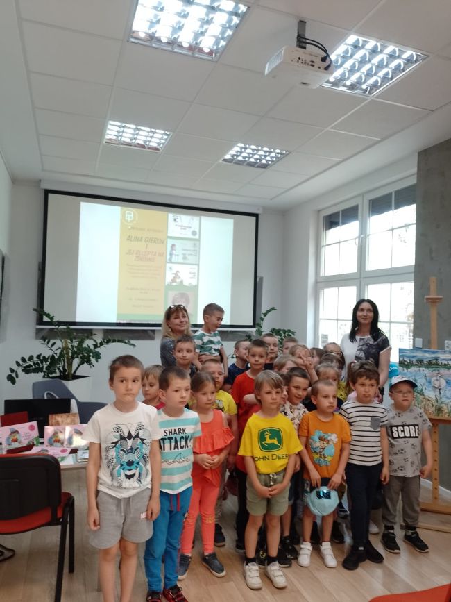 Na zdjęciu: autorka z książką